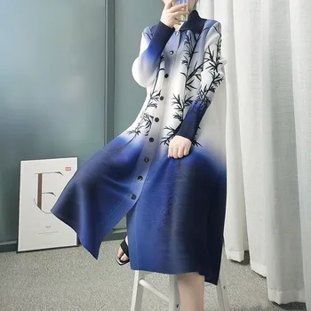 Плиссированное обличам копчета с градиентным принтом под формата на клони Клен Miyake, отложной яка, дълъг голям размер, есен 2021, зимно яке, рокля
